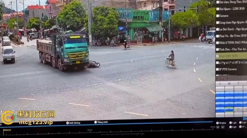 血腥慎点！越南恐怖车祸 电车撞向大货车 母子惨遭碾压 惨痛现场监控视频曝光  第9张