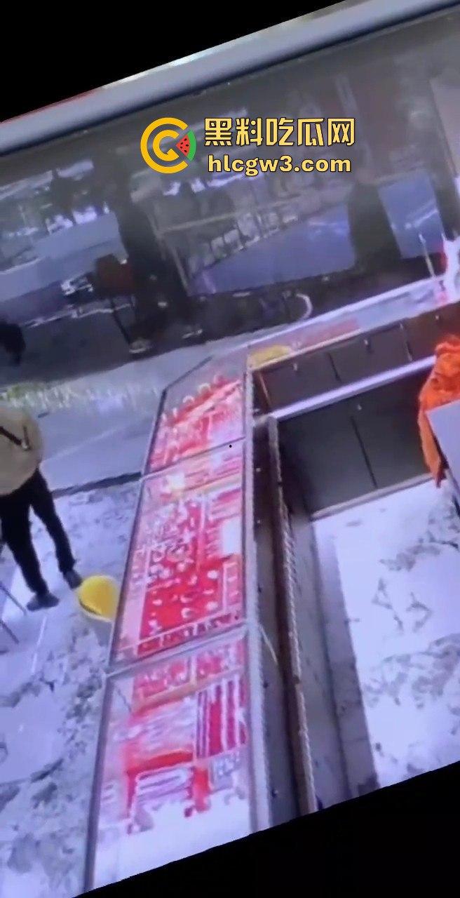深圳水贝京基一楼惊现神偷！中午用刀划开柜台玻璃，100克金手镯被盗走  第2张