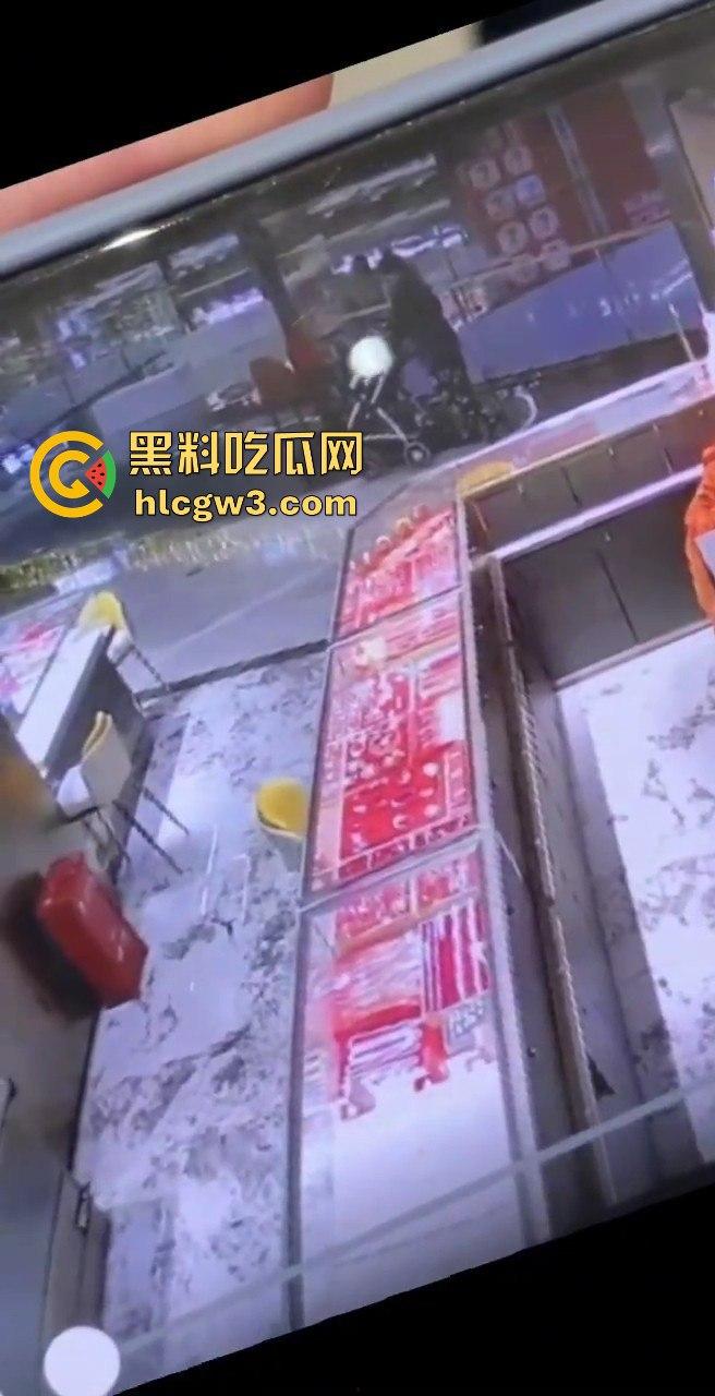 深圳水贝京基一楼惊现神偷！中午用刀划开柜台玻璃，100克金手镯被盗走  第3张