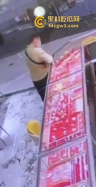 深圳水贝京基一楼惊现神偷！中午用刀划开柜台玻璃，100克金手镯被盗走  第4张