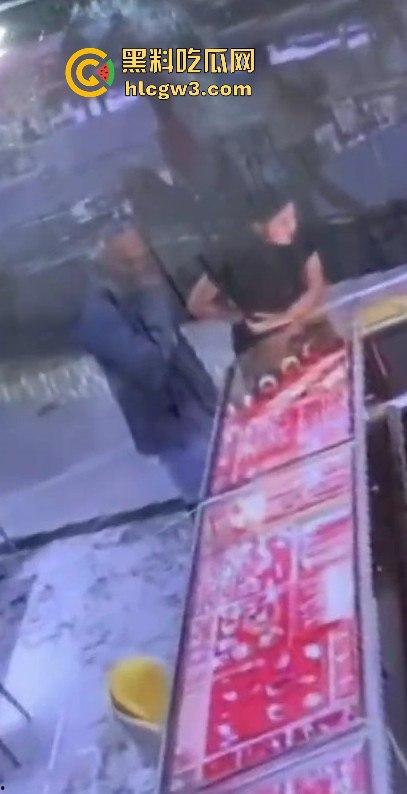 深圳水贝京基一楼惊现神偷！中午用刀划开柜台玻璃，100克金手镯被盗走  第5张