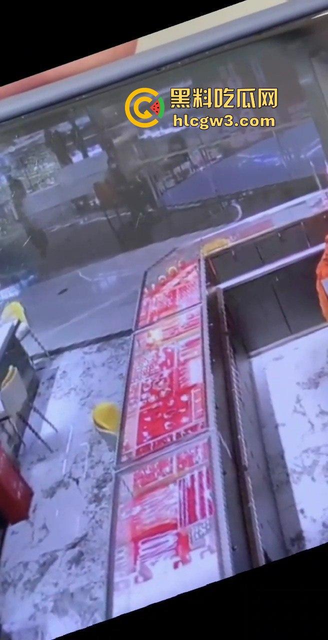 深圳水贝京基一楼惊现神偷！中午用刀划开柜台玻璃，100克金手镯被盗走  第7张
