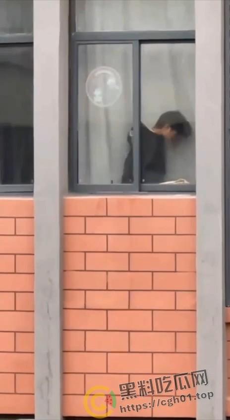 大学生版掩耳盗铃！教室内拉上窗帘打炮 外面的人看的一清二楚 整栋楼为其冲刺加油  第2张