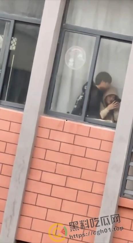 大学生版掩耳盗铃！教室内拉上窗帘打炮 外面的人看的一清二楚 整栋楼为其冲刺加油  第3张