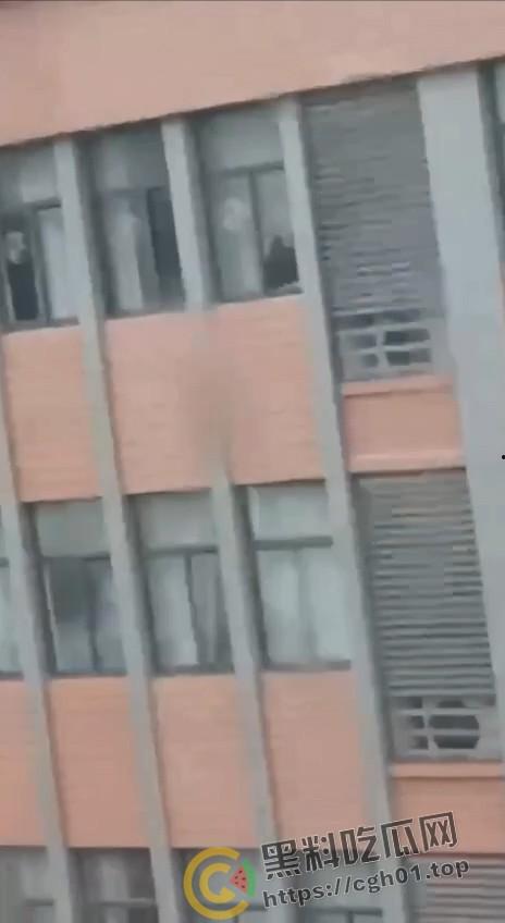 大学生版掩耳盗铃！教室内拉上窗帘打炮 外面的人看的一清二楚 整栋楼为其冲刺加油  第5张