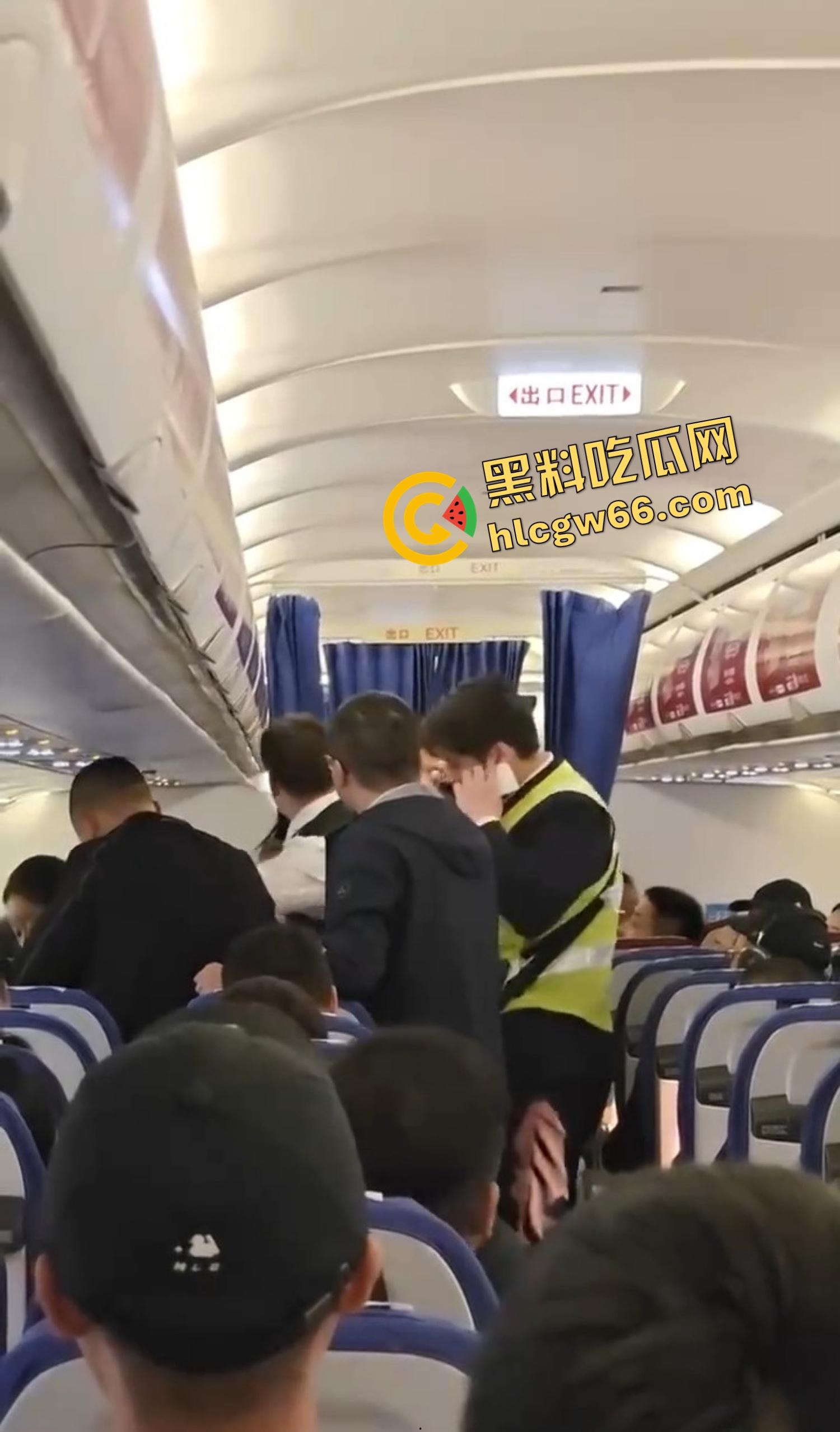 深圳航空变空中肉搏战，两女乘客因太臭香水熏人互殴，连空姐都遭殃被咬出血，航班延误两小时只因一场鼻子矛盾！  第3张