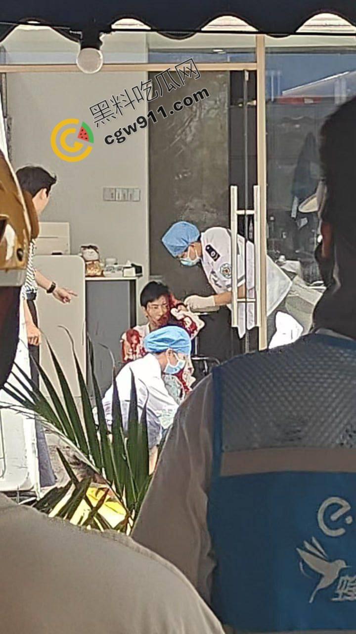 广西柳州街头疯狂砍人事件！男子疯狂持刀追砍，残暴削掉头皮，引爆全城惊恐！  第4张