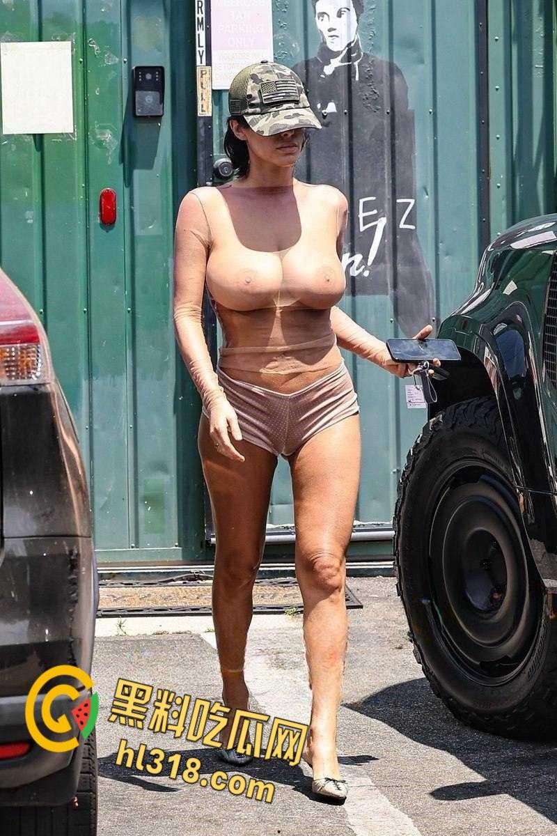 侃爷洛杉矶带老婆比安卡Bianca Censori逛街，透视装露极品豪乳，曼妙身姿白嫩巨乳清晰可见！！  第2张