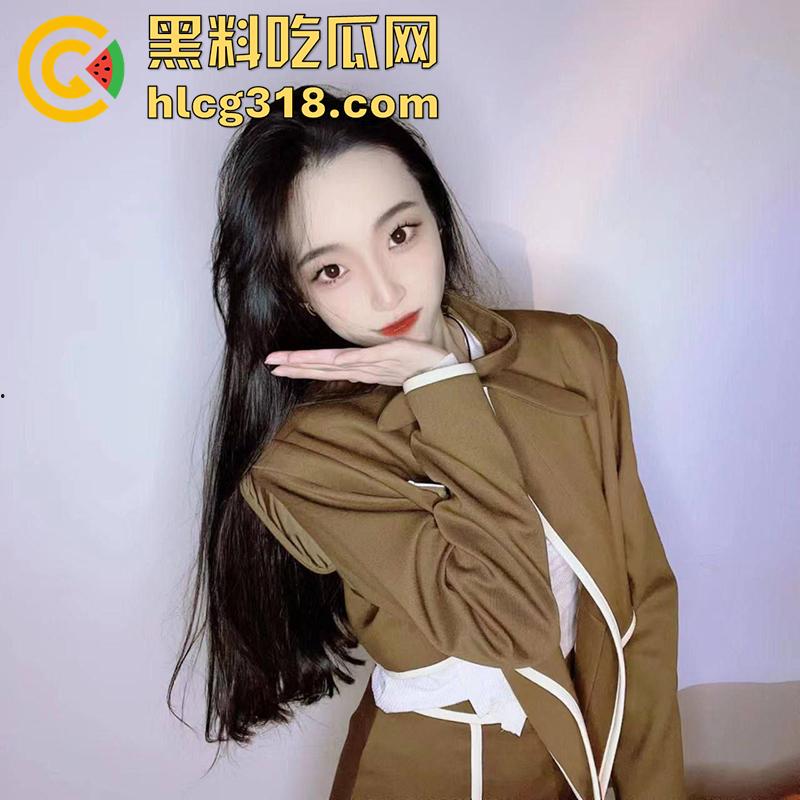 微博网红【一只小年糕呀】下海卖逼，穿渔网情趣跪地吃鸡，被金主爸爸怒射一脸，这身材太性感了！  第1张