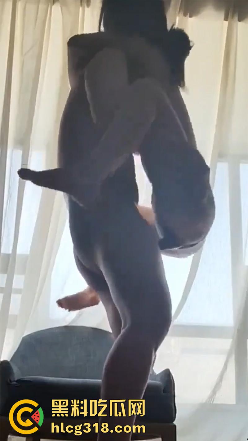 微博网红【一只小年糕呀】下海卖逼，穿渔网情趣跪地吃鸡，被金主爸爸怒射一脸，这身材太性感了！  第6张