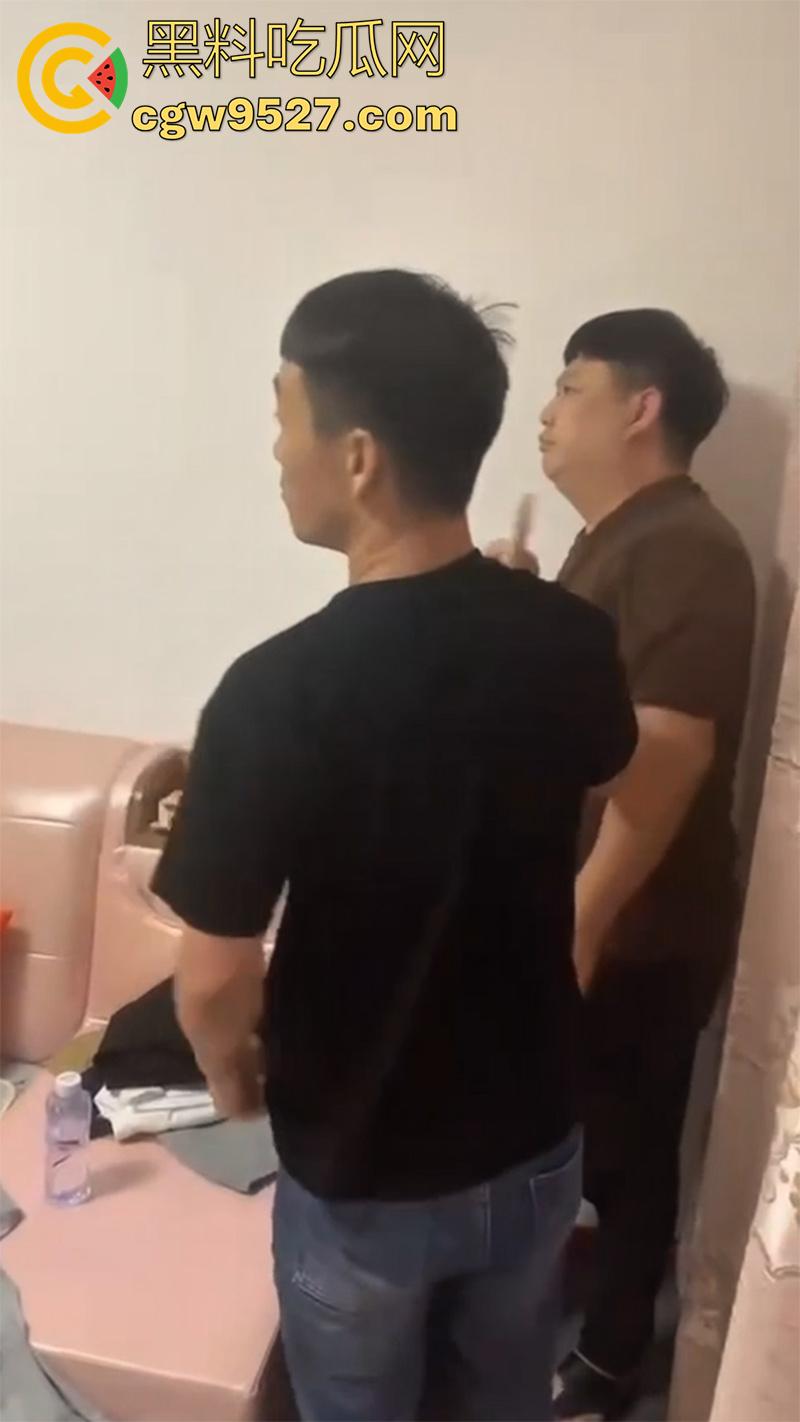 矮胖妞出轨找情夫，被老公带人回家捉奸，奸夫竟也是个小胖，果然丑人多作怪，这种长相的要记住啊！  第4张