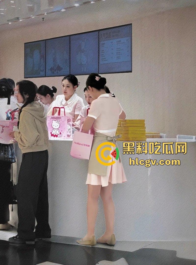 空姐都没这骚！好利来黑丝小姐姐被玩疯了！工装直接干成情趣服，肉丝长腿一顿爆操，想想都上头！  第48张