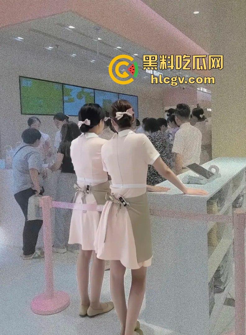 空姐都没这骚！好利来黑丝小姐姐被玩疯了！工装直接干成情趣服，肉丝长腿一顿爆操，想想都上头！  第51张