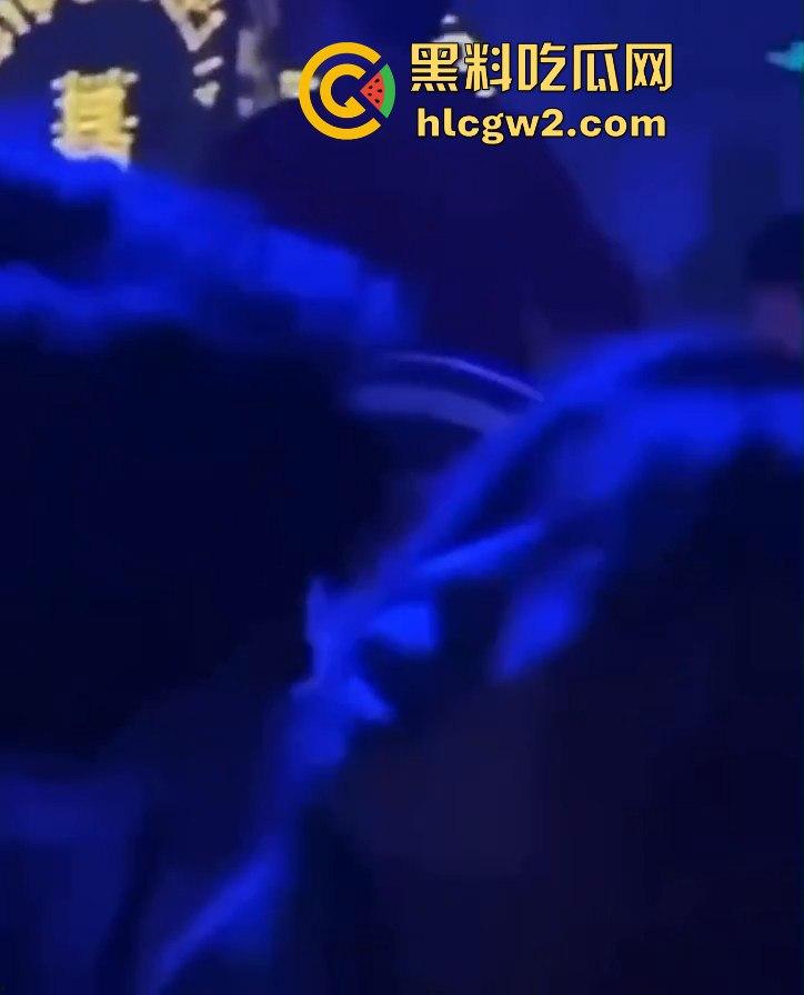 曼谷扶手女『卢依依』骚出天际！酒吧里直接开干，逼像磁铁吸住朋友的鸡儿不放手，瓜友看得亚麻呆住！  第3张