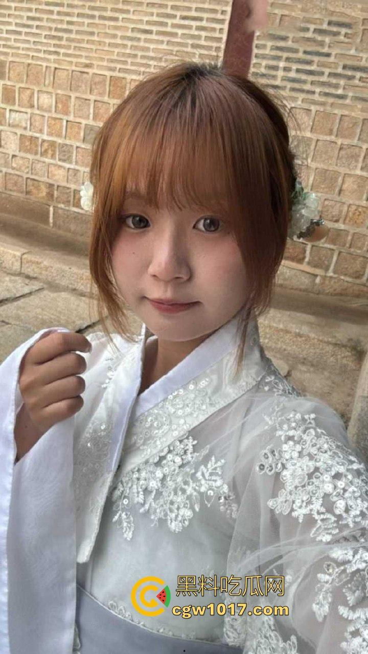 成都大学微胖小学妹【邓嘉义】做爱视频泄漏，露脸口交深喉舔屌，男友无套猛干高潮颜射！  第3张