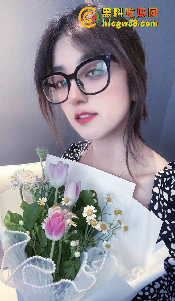 新疆乌鲁木齐财经学院『夏赫曼古丽』混血眼镜婊被颜射满脸，鸡巴吃得香喷喷，管他清不清真照吃不误！  第3张