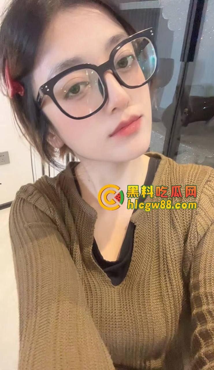 新疆乌鲁木齐财经学院『夏赫曼古丽』混血眼镜婊被颜射满脸，鸡巴吃得香喷喷，管他清不清真照吃不误！  第4张