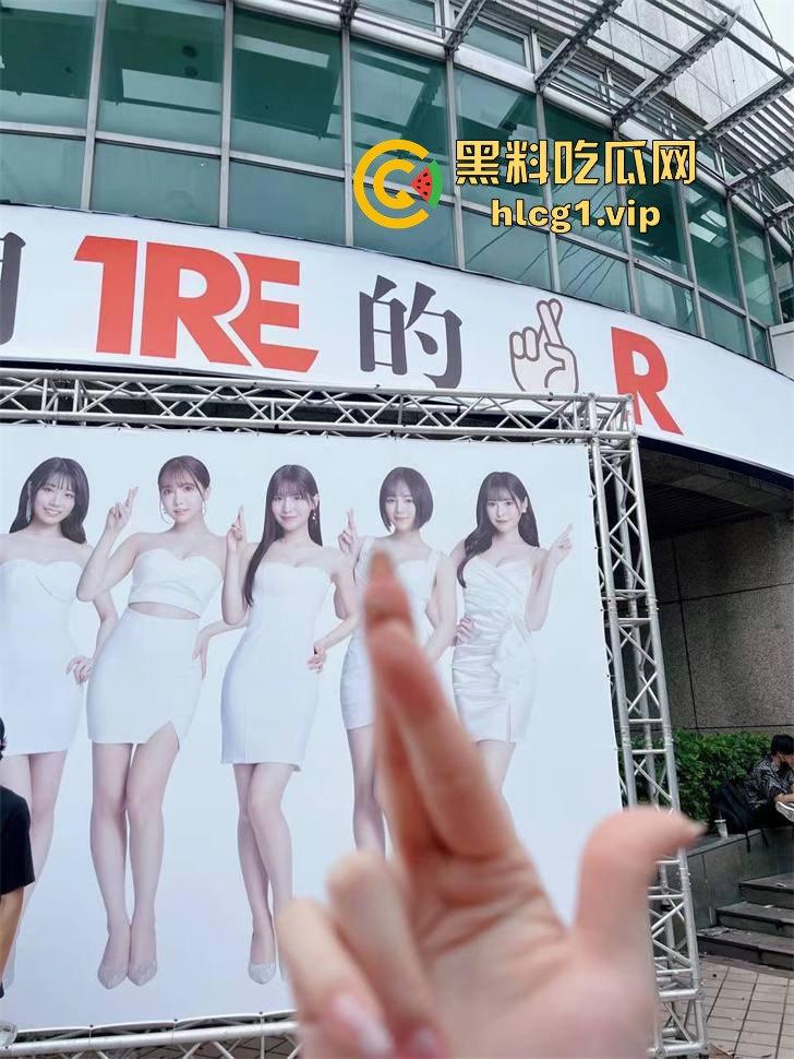 独家直击！带粉丝云打卡台湾成人展，三上悠亚比屏幕更美更性感，完爆国内漫展，台妹赞到爆！  第1张