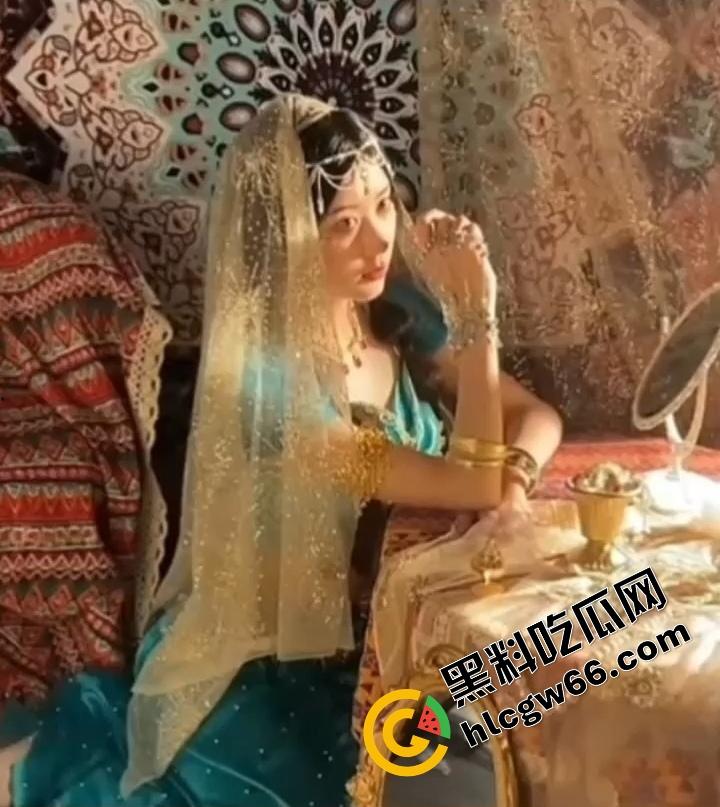 上海美院富家乖乖女【李梦圆】画油画的手拿去撸鸡巴，玉足足交蜜桃臀后入小穴夹得连射三发！  第1张