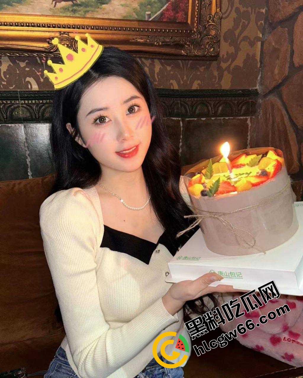 上海美院富家乖乖女【李梦圆】画油画的手拿去撸鸡巴，玉足足交蜜桃臀后入小穴夹得连射三发！  第7张