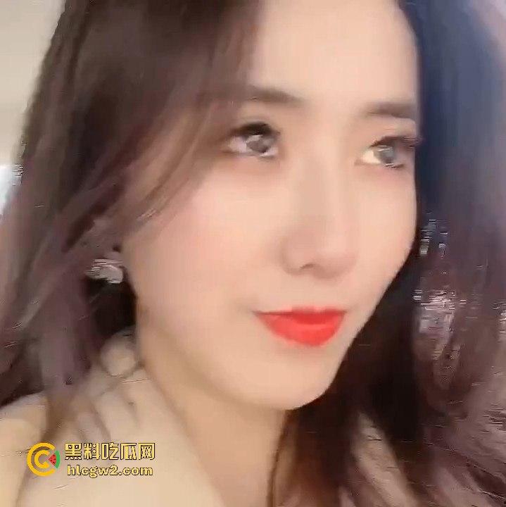 邂逅广西披萨店巨乳正妹【赵雪菲】！大到爆炸的罩杯 这样的身材还卖披萨？不如直接吃了她这个小夹子！  第3张