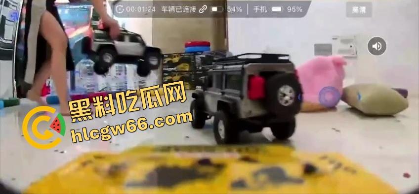 抖音玩具车新赛道火出圈，直播间全是小车撞逼挑战赛，主播裙子掀起坐等遥控，水友开得贼准一撞一浪叫！  第12张