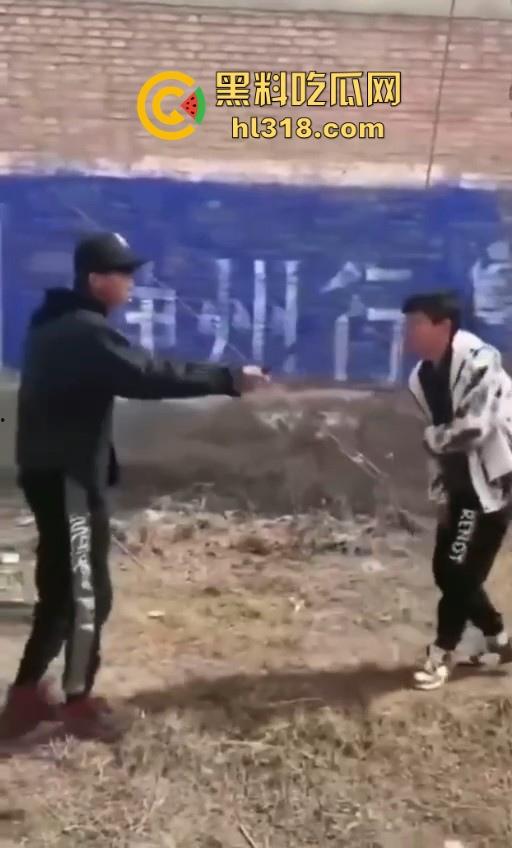 少数民族小学生打架群殴现场曝光，年轻少年手持铁棍殴打，拳打脚踢围追堵截，欺负小朋友啊 ？  第4张