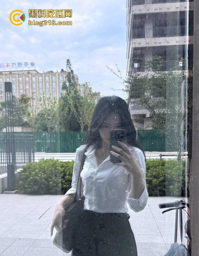 表面是职场精英律师，背后化身极品性感福利姬，黑丝全裸尺度炸天，脱律师服掰臀露穴，反差爆表！  第4张