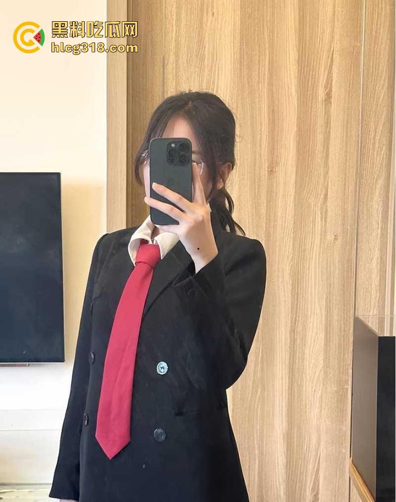 表面是职场精英律师，背后化身极品性感福利姬，黑丝全裸尺度炸天，脱律师服掰臀露穴，反差爆表！  第5张