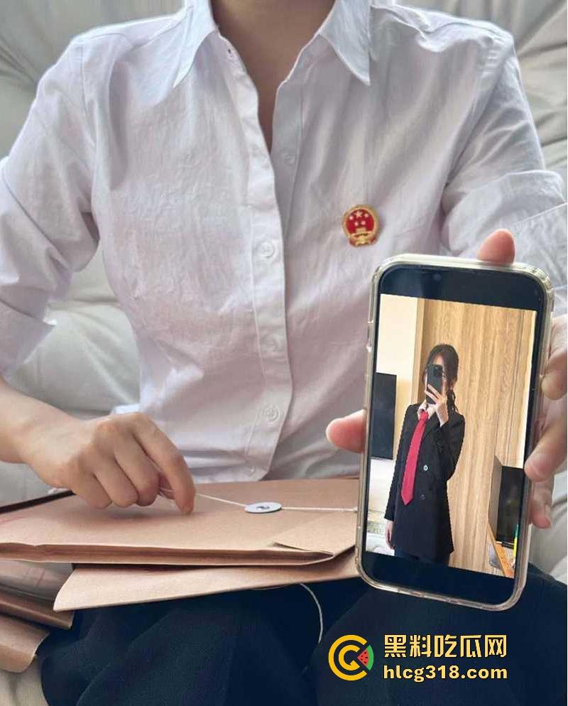 表面是职场精英律师，背后化身极品性感福利姬，黑丝全裸尺度炸天，脱律师服掰臀露穴，反差爆表！  第8张