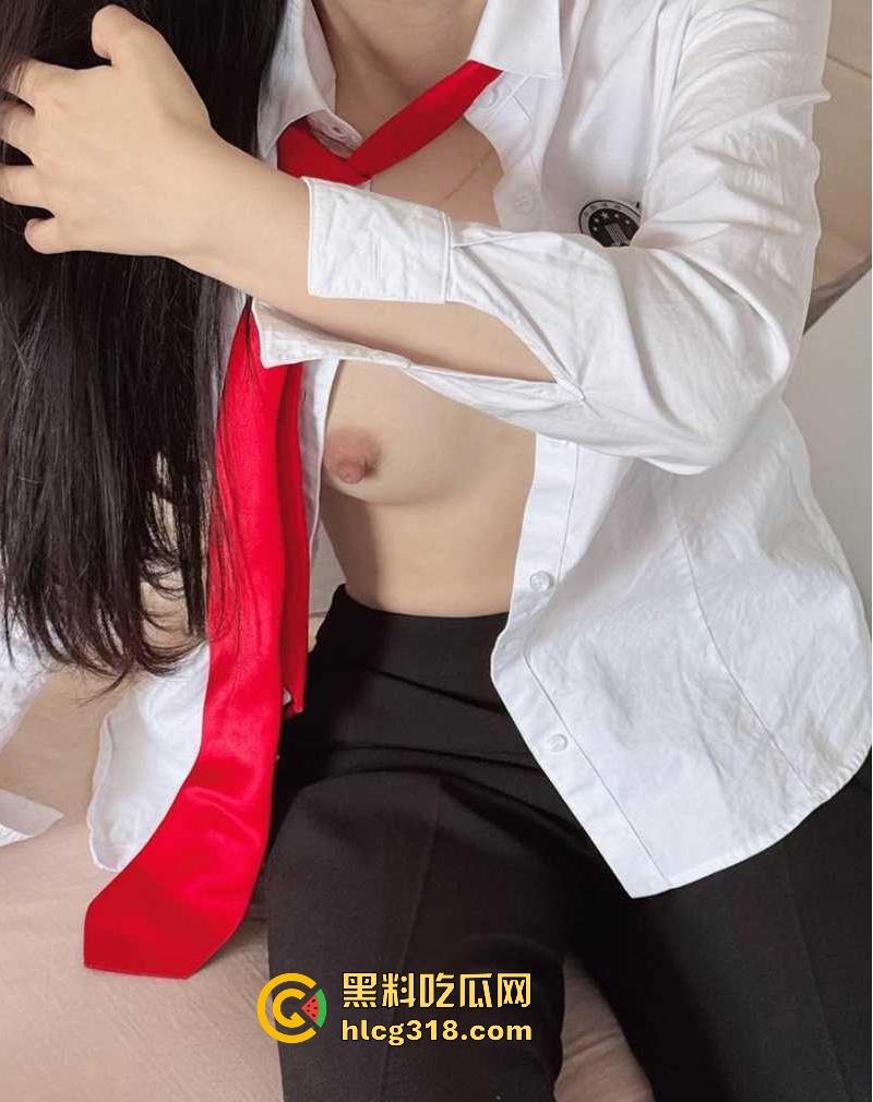 表面是职场精英律师，背后化身极品性感福利姬，黑丝全裸尺度炸天，脱律师服掰臀露穴，反差爆表！  第13张