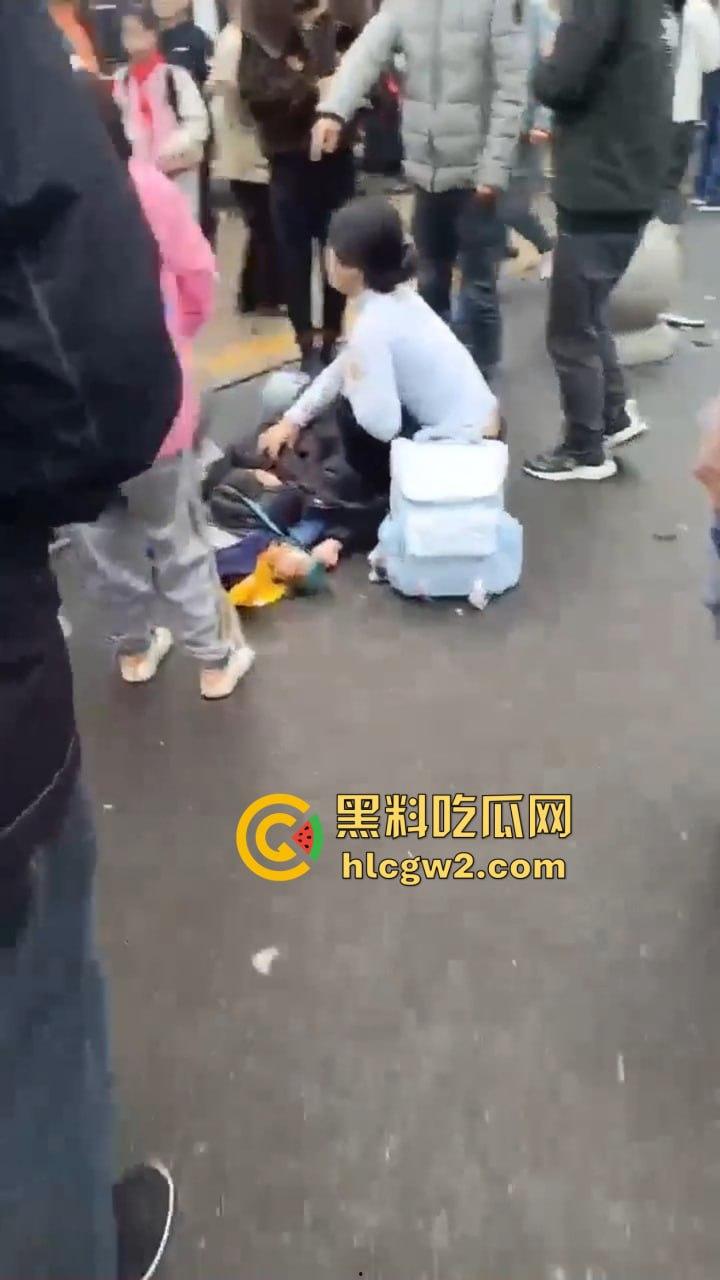 湖南常德鼎城区永安小学发生恶意撞人事件，多名学生受伤，三天两头又来报复社会疯了吗？  第11张