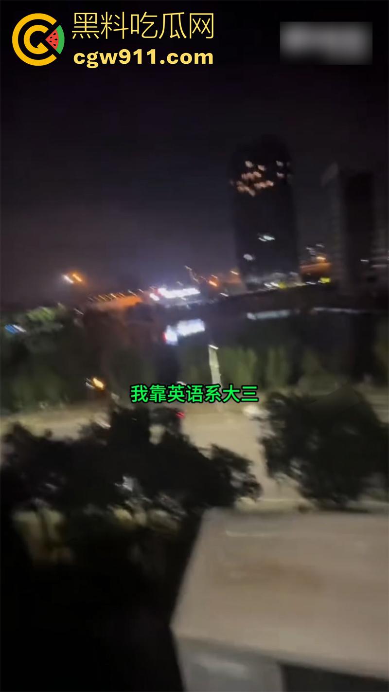 开迈巴赫出轨女大学生，被老婆捉奸喊打，其他学生妹看到大喊：我也想坐！开这车不找学生妹，真是白买了！  第3张