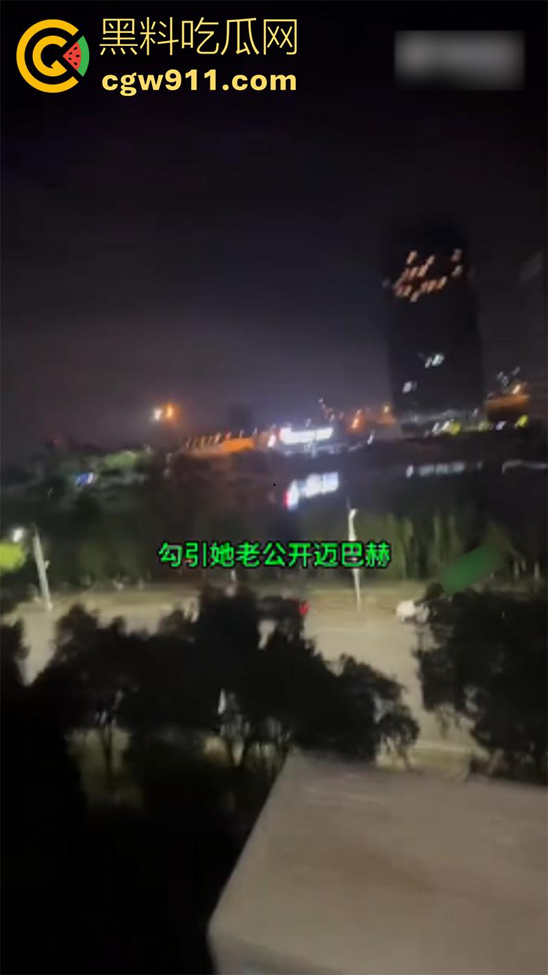 开迈巴赫出轨女大学生，被老婆捉奸喊打，其他学生妹看到大喊：我也想坐！开这车不找学生妹，真是白买了！  第4张