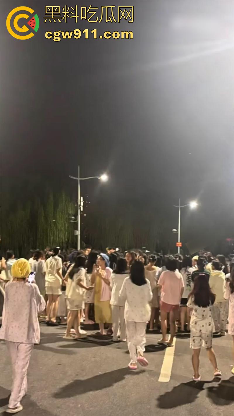 开迈巴赫出轨女大学生，被老婆捉奸喊打，其他学生妹看到大喊：我也想坐！开这车不找学生妹，真是白买了！  第7张