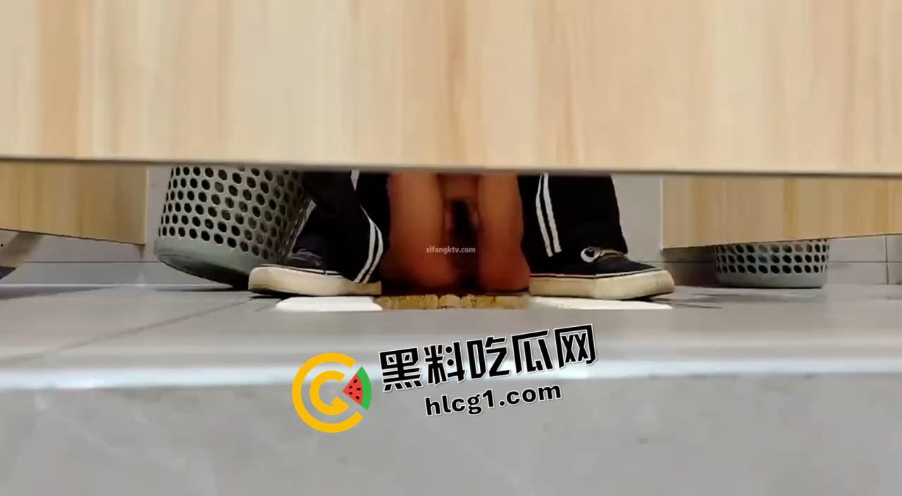 绝对重口！KTV醉酒小姐姐倒在厕所喷粪 猥琐男迎难粪而上都要抠逼 搞得自己一手淫水和大便值得吗  第1张