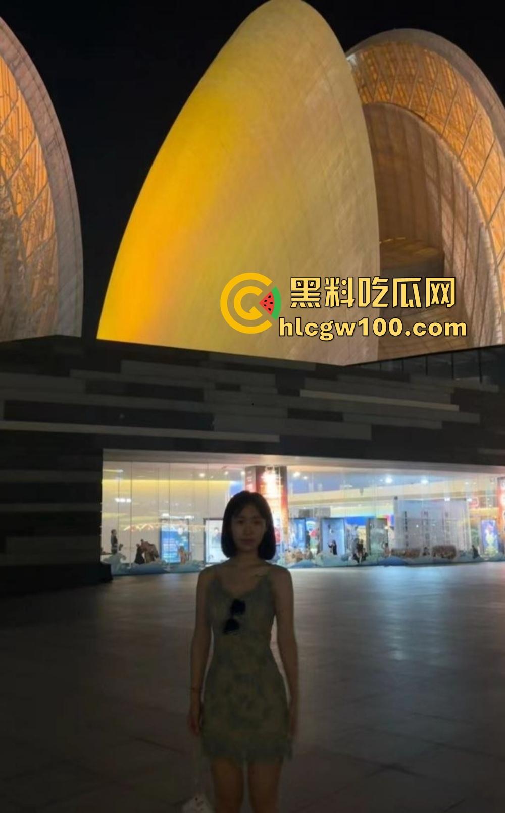 长沙女主播『冯洛涵』可纯可欲可调情 线上钓金主线下上门服务为钱疯狂  千里送逼秀腰臀技术！ 第13张