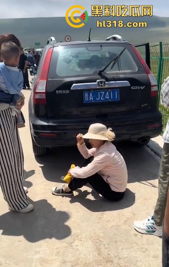 荷叶坪旅游区，怒遇车霸一台车堵了几百台车，手里拿着改锥当武器叫嚣，真是恶人多搞事呗！  第6张