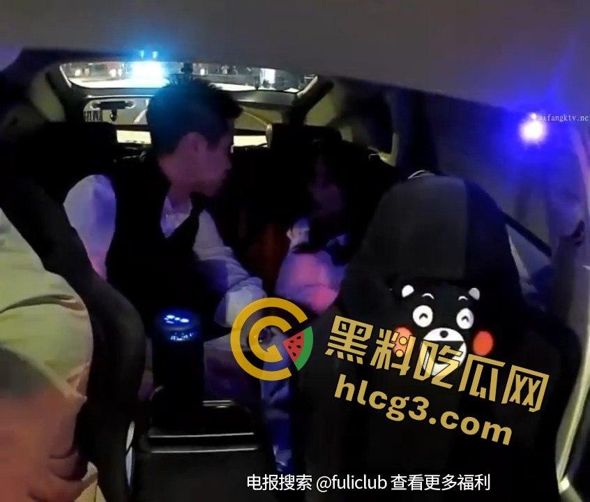 出租车后座福利大赏！情人节去酒店路上，司机淡定接客，吃鸡抠逼漏奶的刺激画面让人目瞪口呆！  第5张