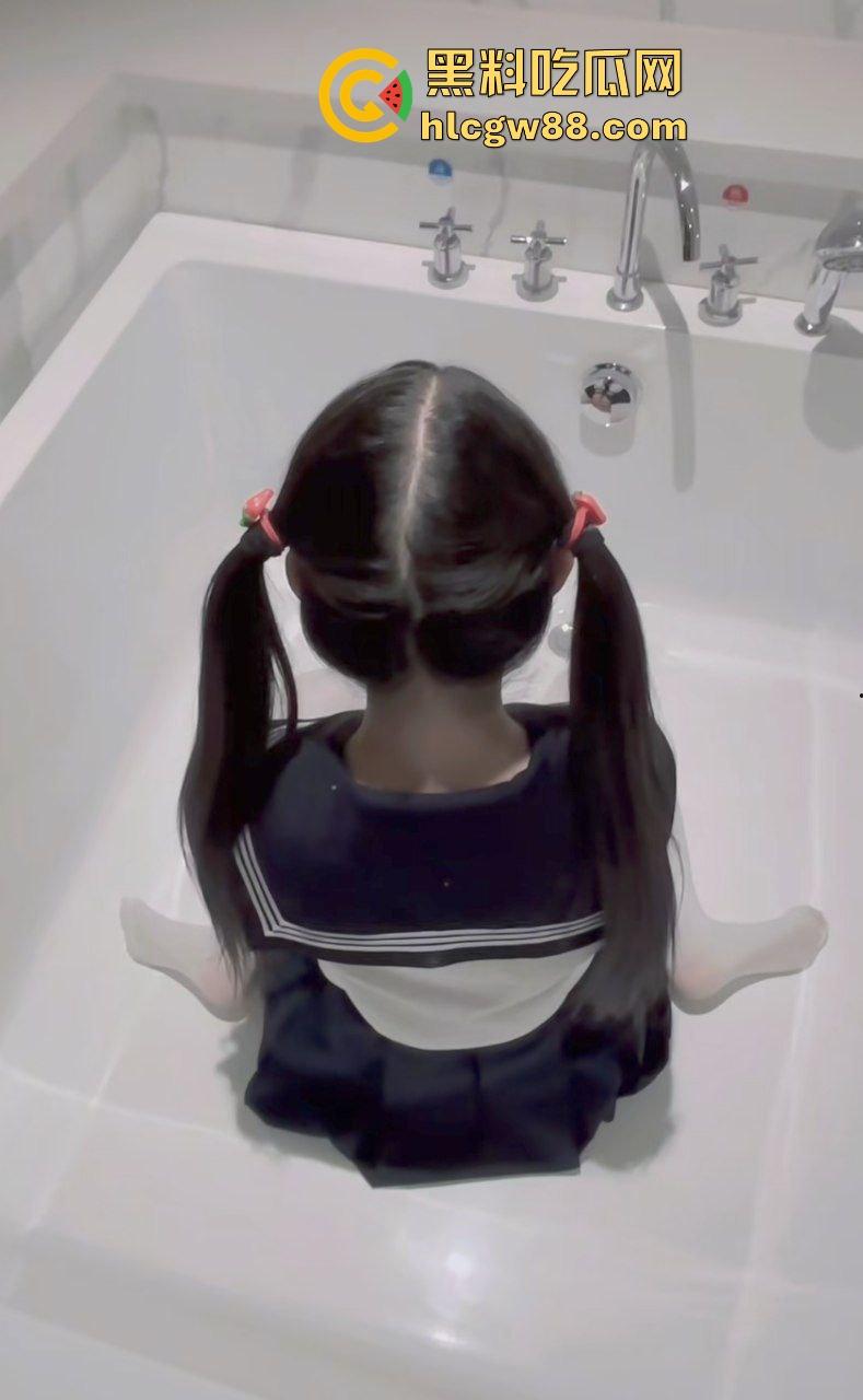湖北职高双马尾清纯嫩妹萝莉【姜汐】付费定制大胆私拍粉嫩蝴蝶逼，浴缸露奶露逼观赏酮体！  第4张