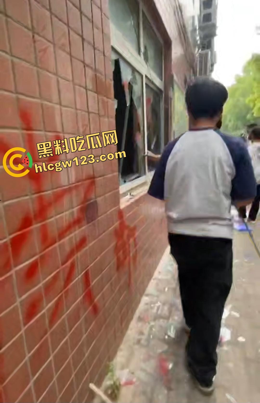 许昌六中【吴怡佳】被班主任嫉妒美貌体罚孤立，恶毒霸凌导致学生跳楼！同学愤怒狂砸学校财产！  第3张