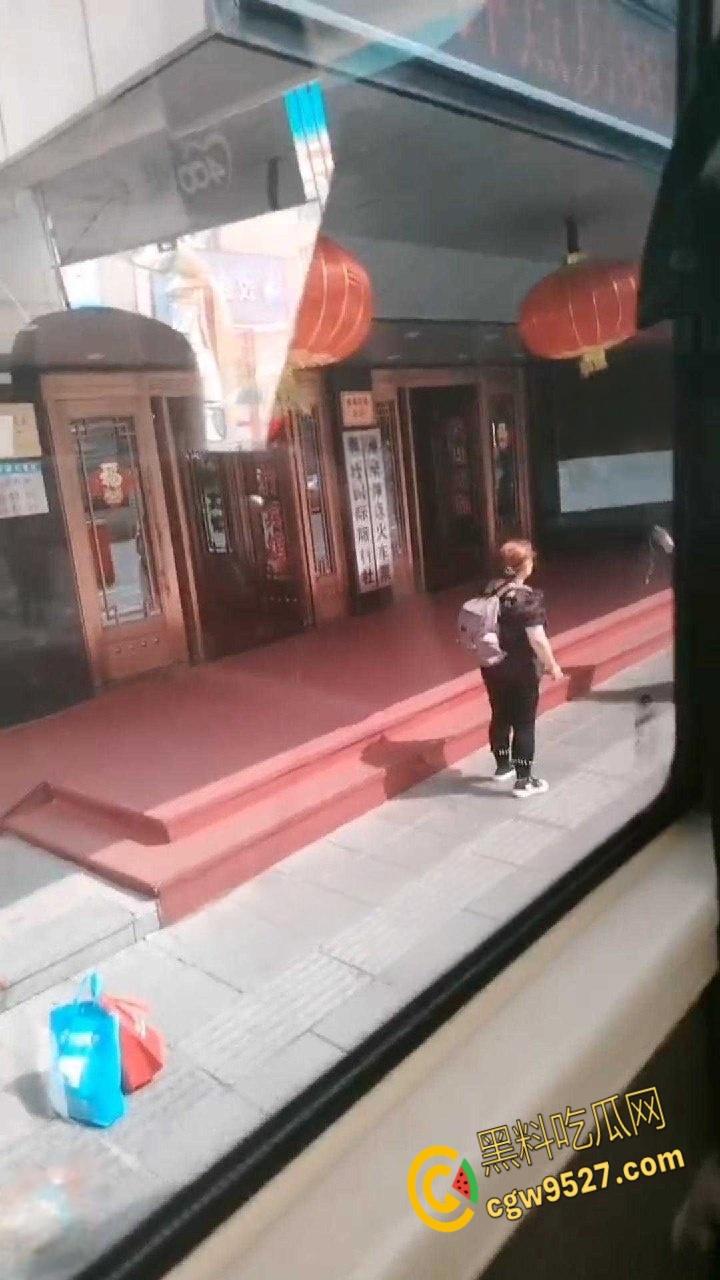 黑龙江鸡西一名女子想借网贷，做鼻子整容竟打自己老母，真白养了，群众直呼喂出个白眼狼！  第1张