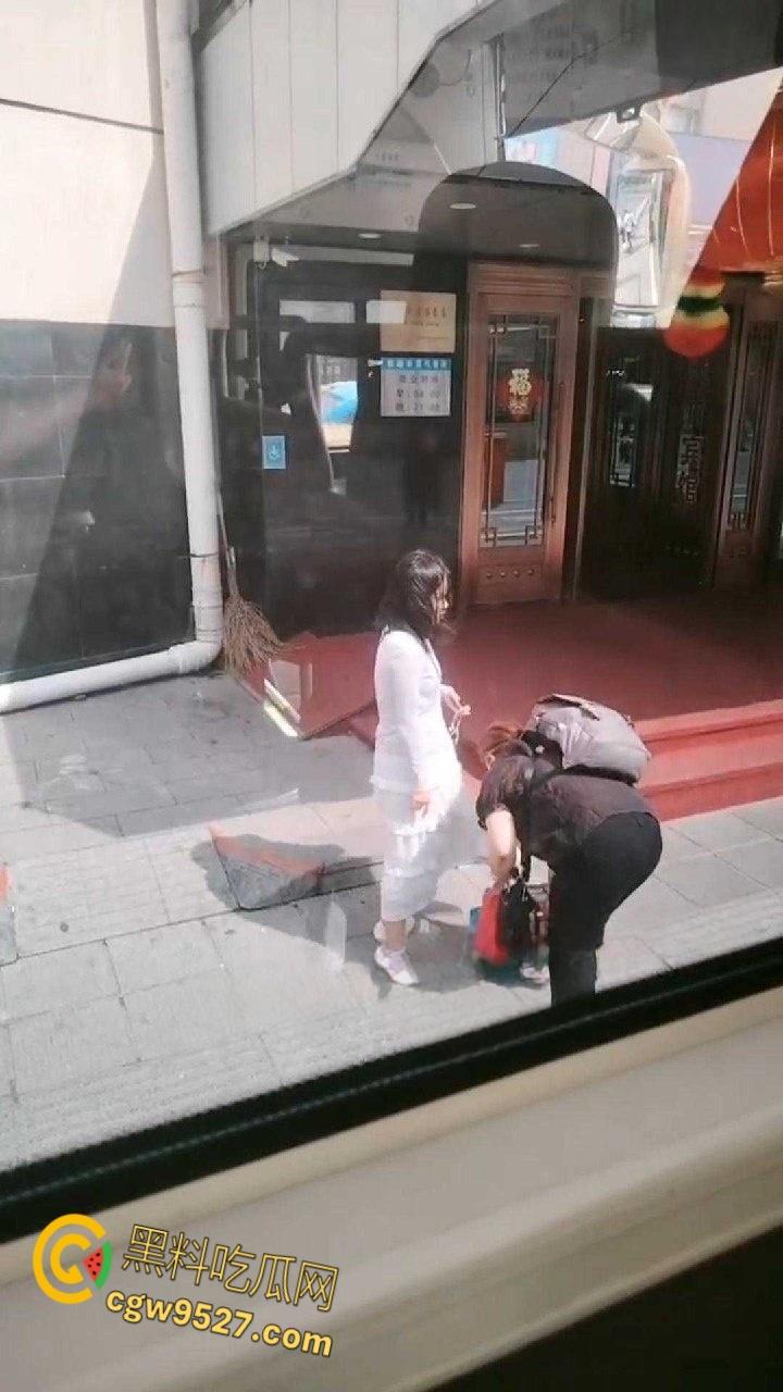 黑龙江鸡西一名女子想借网贷，做鼻子整容竟打自己老母，真白养了，群众直呼喂出个白眼狼！  第3张