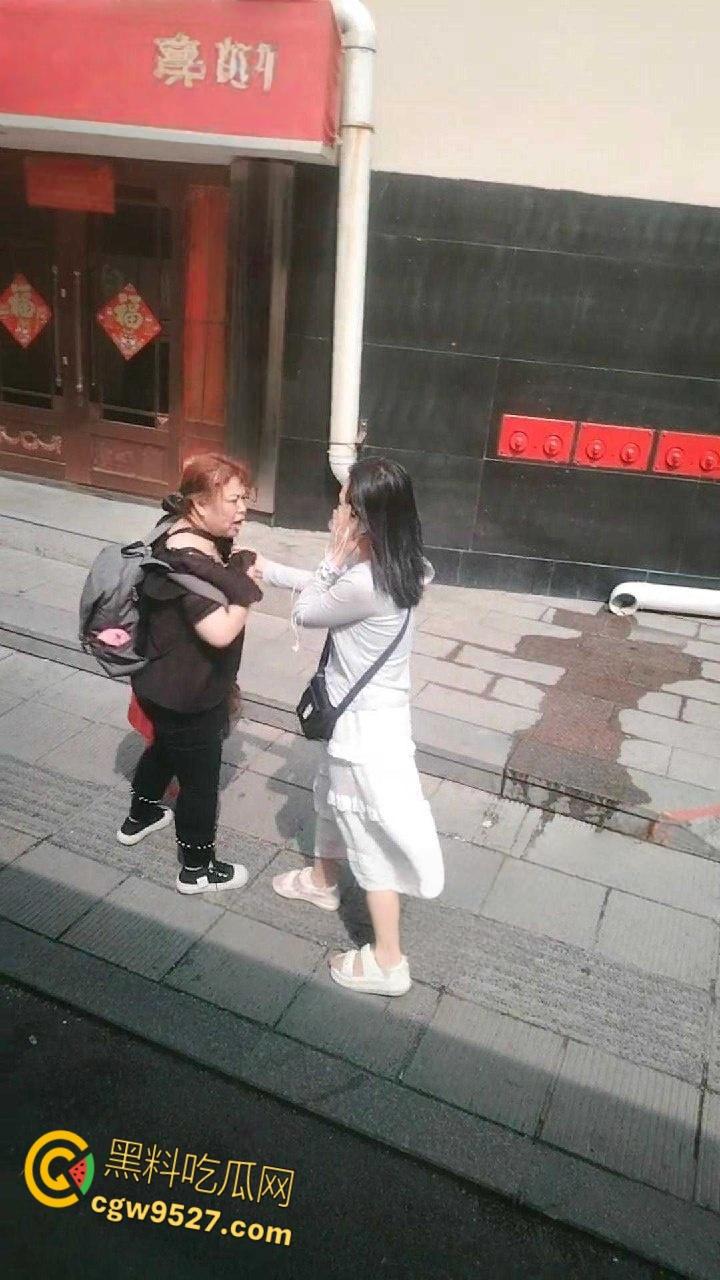 黑龙江鸡西一名女子想借网贷，做鼻子整容竟打自己老母，真白养了，群众直呼喂出个白眼狼！  第4张