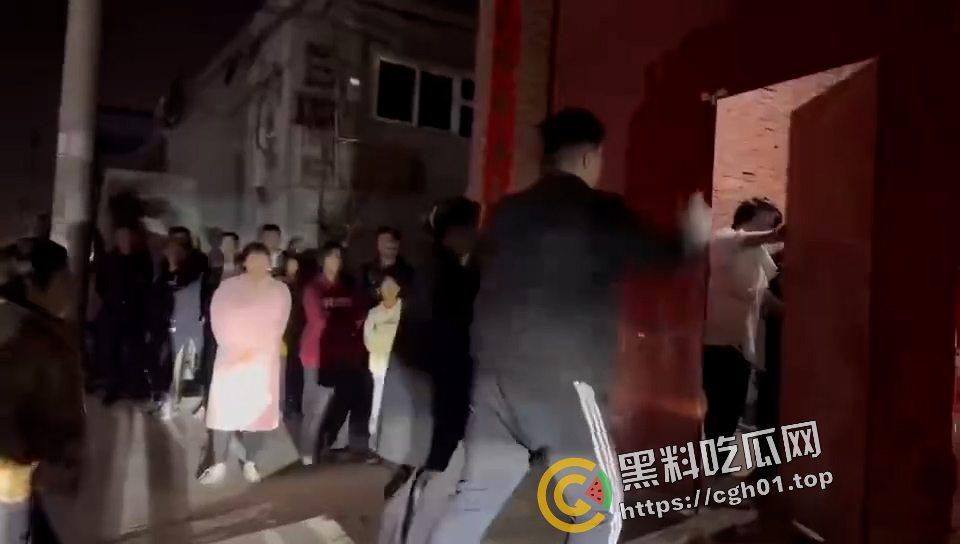 河北定州捉奸大战 被婆婆捉奸车震 带人上门大战 犹如黑帮大战现场 前排吃瓜  第3张