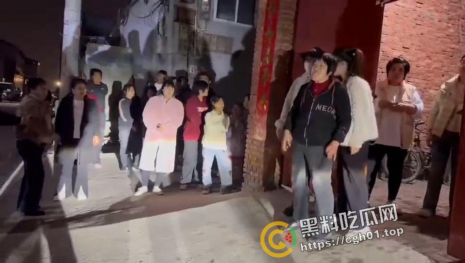 河北定州捉奸大战 被婆婆捉奸车震 带人上门大战 犹如黑帮大战现场 前排吃瓜  第4张