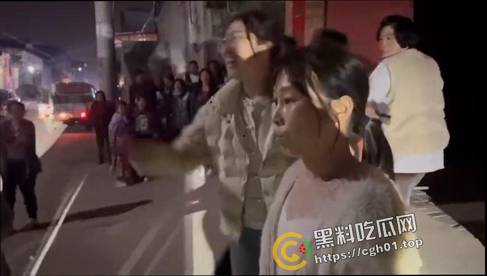 河北定州捉奸大战 被婆婆捉奸车震 带人上门大战 犹如黑帮大战现场 前排吃瓜  第6张