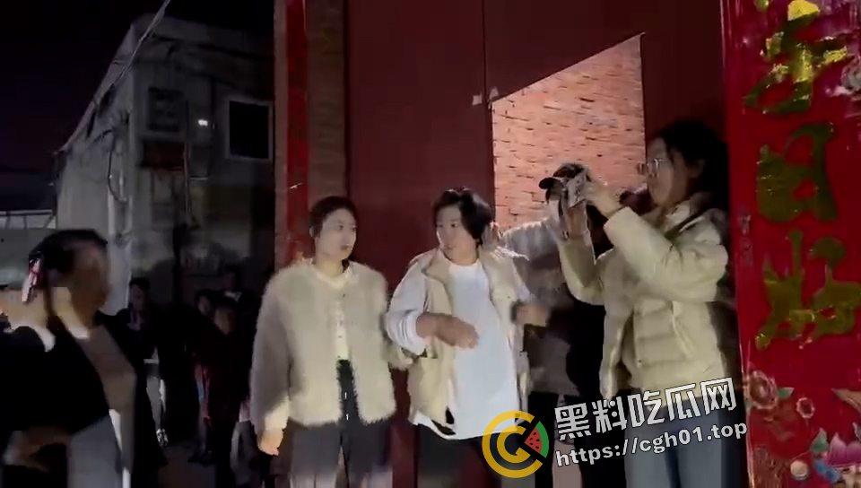 河北定州捉奸大战 被婆婆捉奸车震 带人上门大战 犹如黑帮大战现场 前排吃瓜  第9张