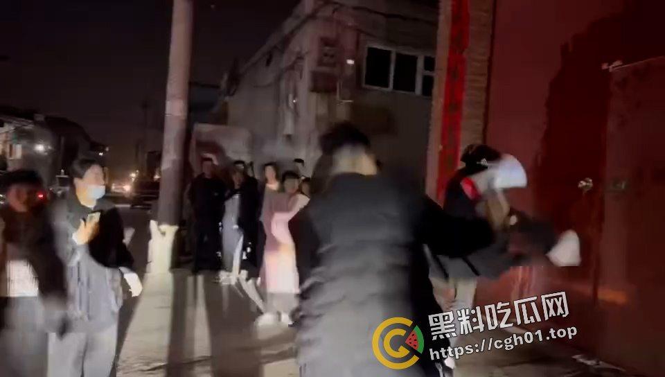 河北定州捉奸大战 被婆婆捉奸车震 带人上门大战 犹如黑帮大战现场 前排吃瓜  第10张