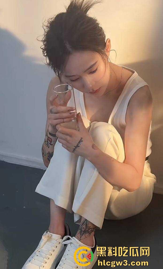 抖音千万粉丝歌手【一支沫z】与北京老头开房视频外泄 跪地舔JB主动开腿挨操 疯狂星期四V我50给你看独家！  第13张